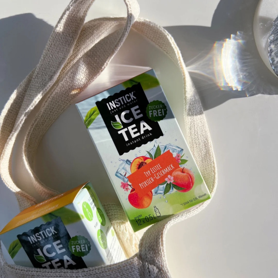 Sugar-free cold tea with the flavor of peach, made from black tea extract