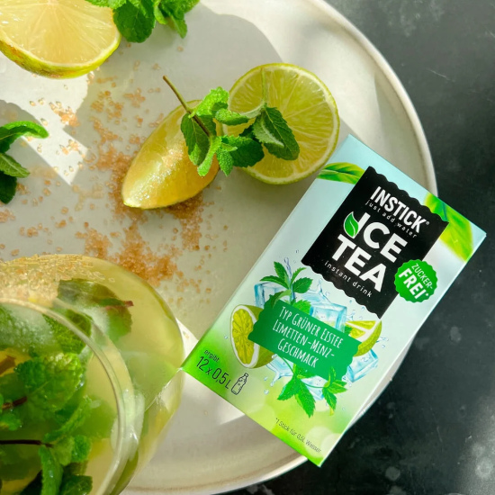 Sugar-free cold tea with mint and lime flavor (green tea extract)