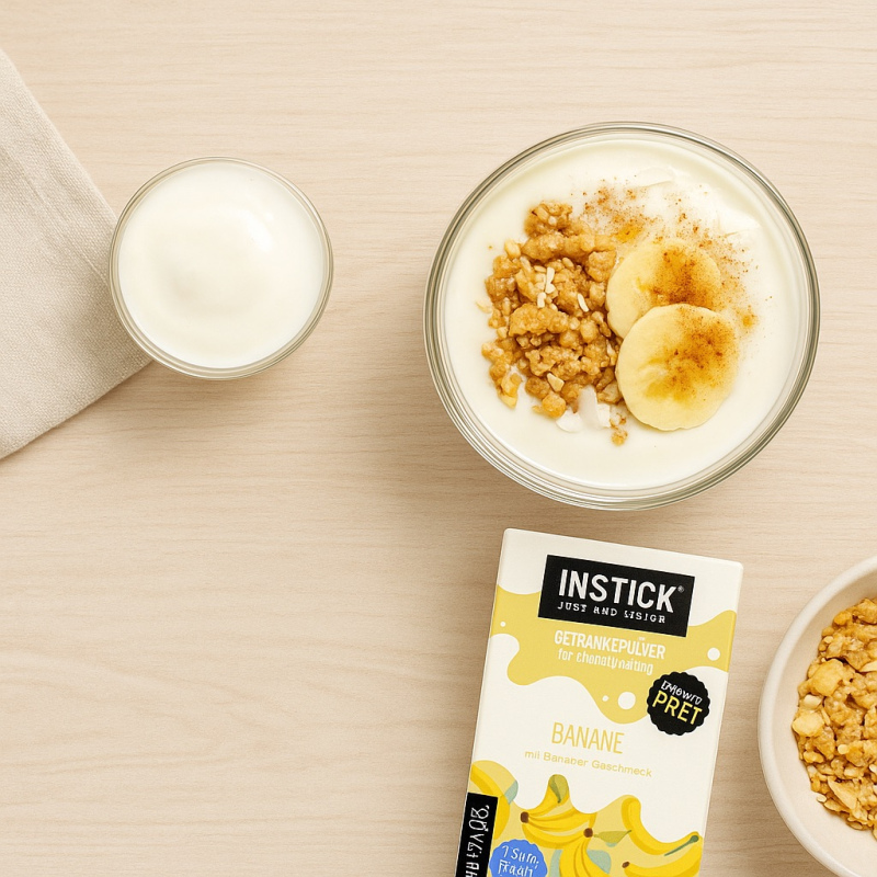 יוגורט בטעם בננה עם גרנולה